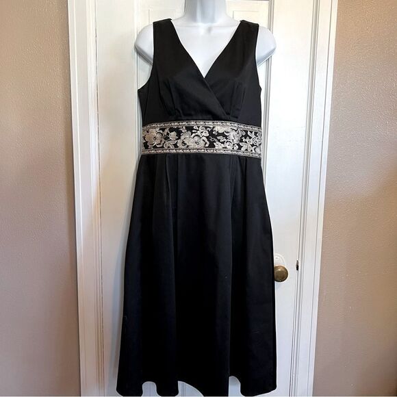 Liz Claiborne Dresses & Skirts - Liz Claiborne Black V-neck Dress